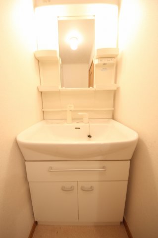 洗面設備　独立洗面台、小物を置くことができて便利です