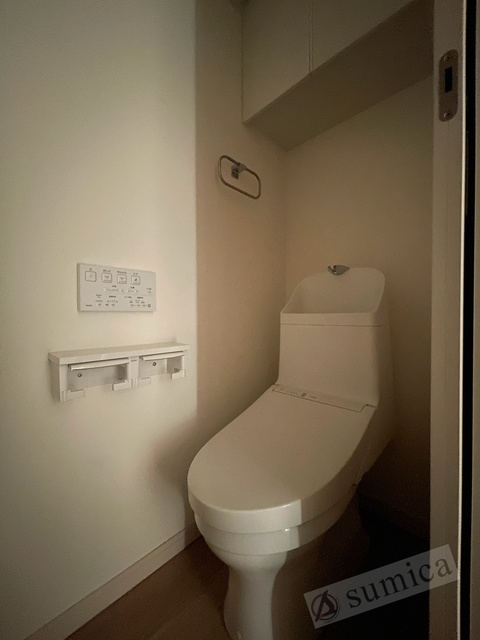 トイレ　上部の収納棚が嬉しいです♪♪