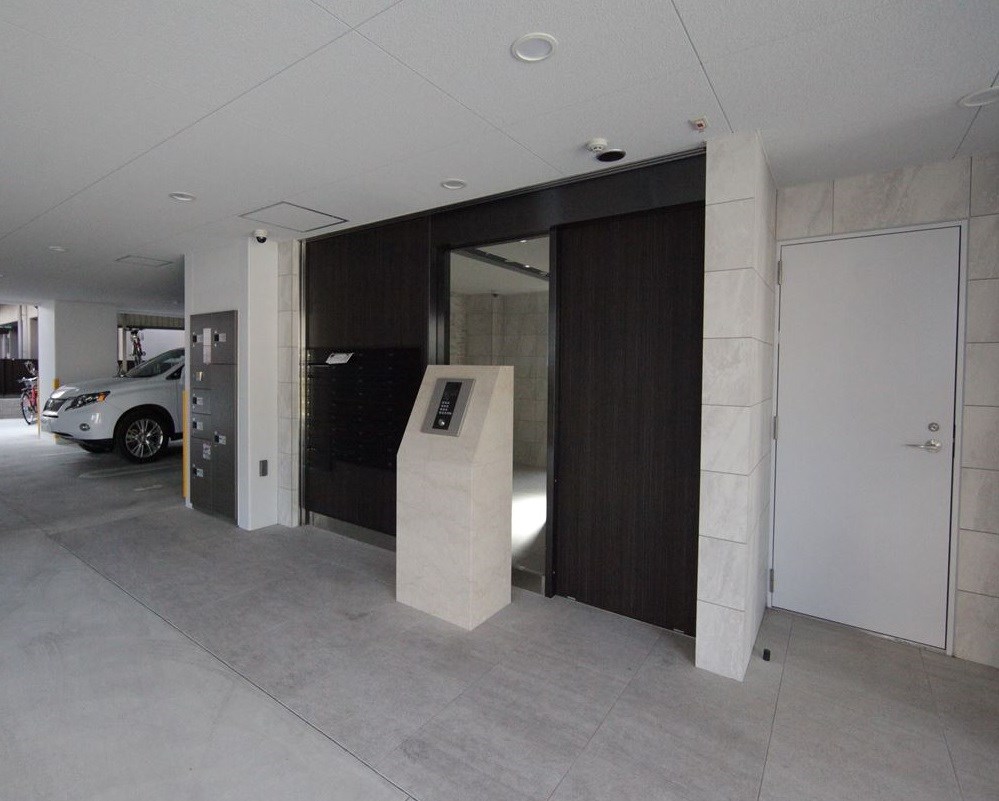 エントランス　エントランス　オートロック　宅配ＢＯＸ　防犯カメラ