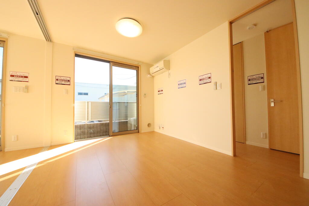 居室・リビング　明るいリビング