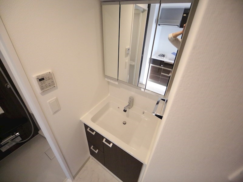 洗面設備　脱衣所　独立洗面台（シャンプードレッサー付）収納スペース有