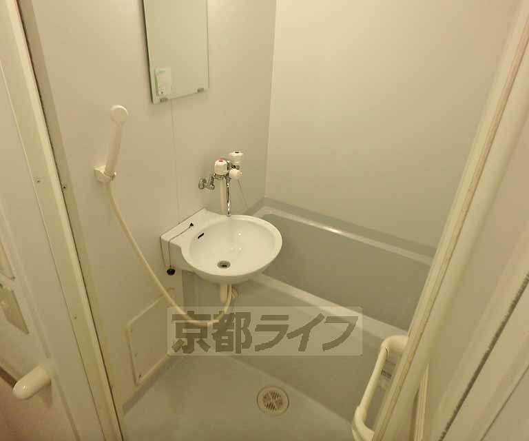 バス・シャワールーム　清潔感の有るバスルームです