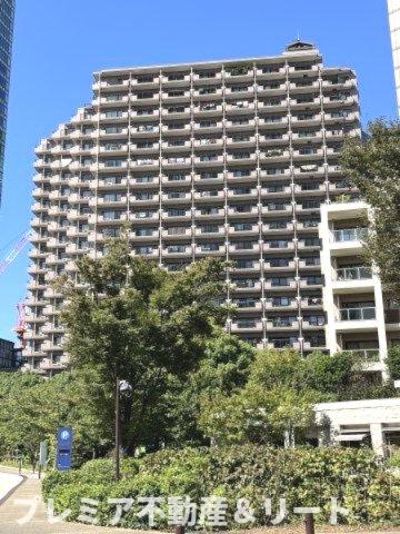建物外観　建物の周りは緑が豊かです
