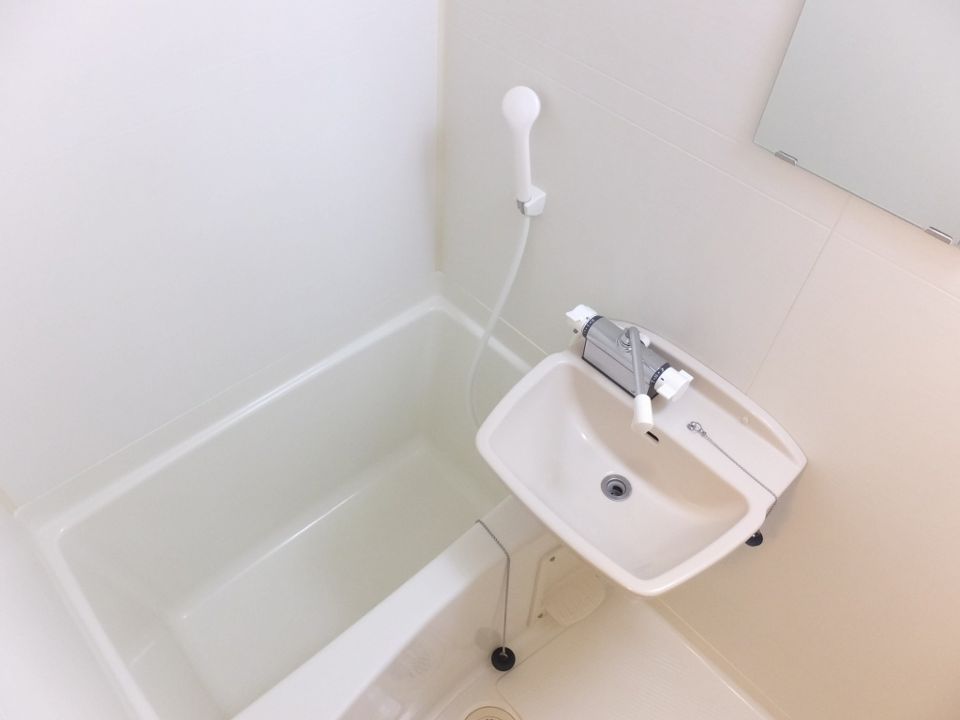 バス・シャワールーム　清潔感のある白を基調とした浴室です。