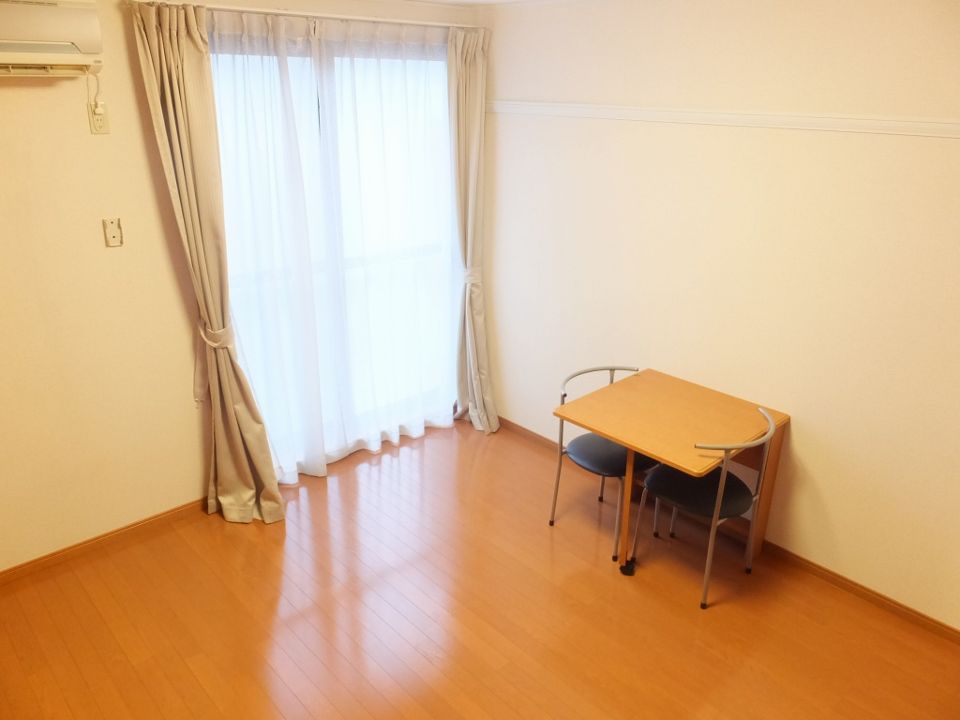 居室・リビング　１階床はフローリング仕様です。