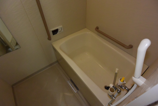 バス・シャワールーム　コンパクトで使いやすいお風呂です