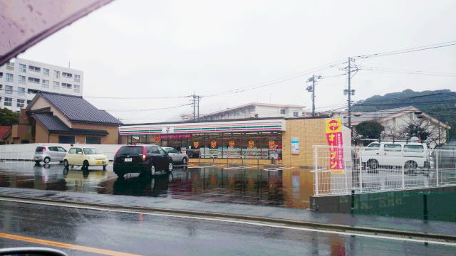コンビニ　セブンイレブン（コンビニ）まで300m