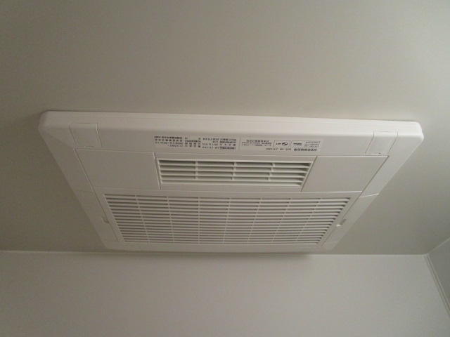 その他設備　浴室乾燥機完備で雨の日や梅雨時も安心ですね