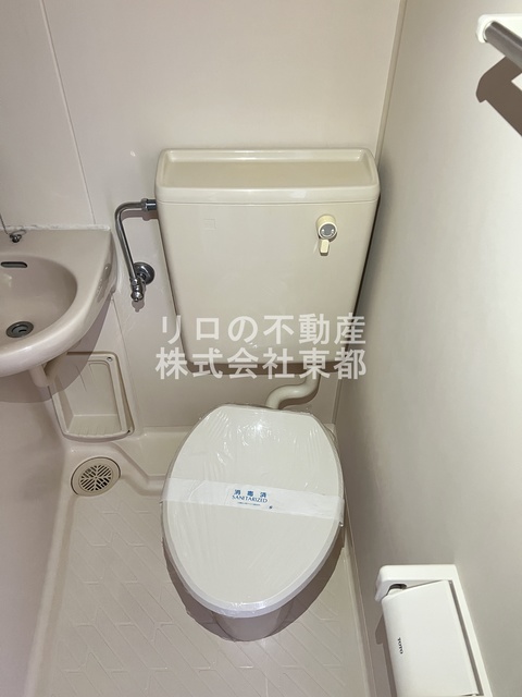 トイレ　白基調で清潔感のあるトイレです♪