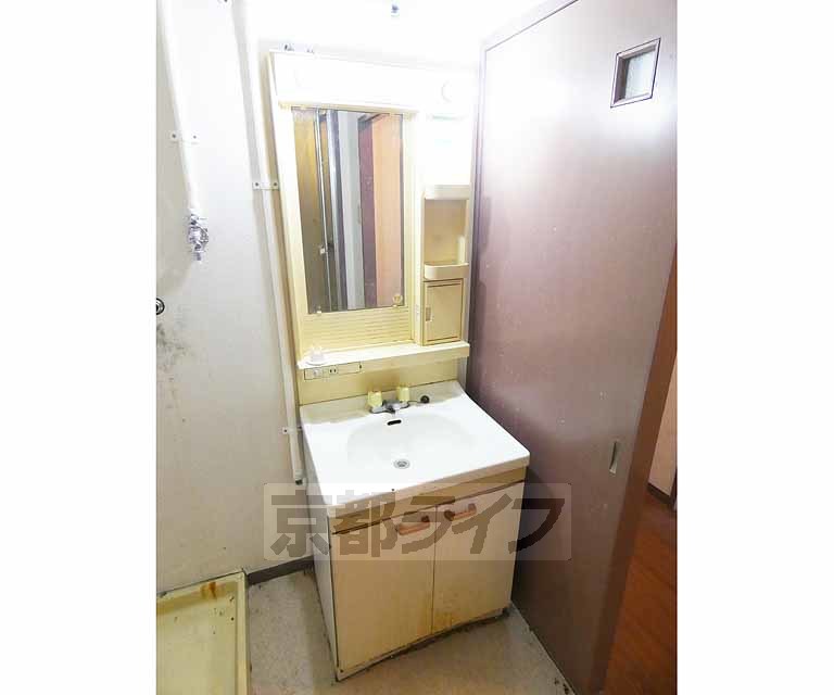 洗面設備　収納スペース多いです。