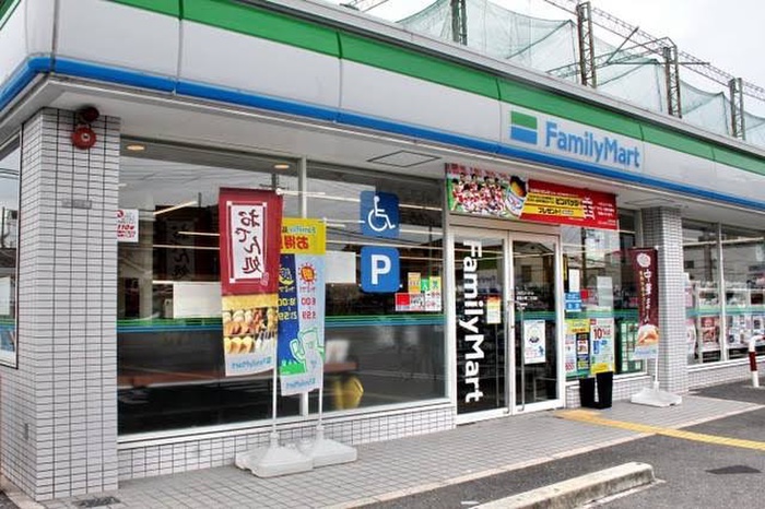コンビニ　ファミリーマート（コンビニ）まで290m