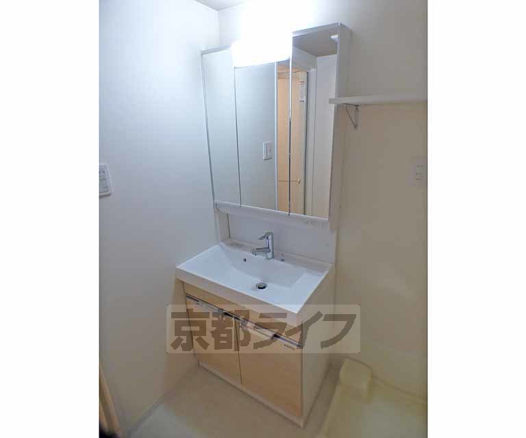 洗面設備　綺麗な独立洗面台です。