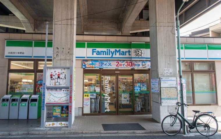 コンビニ　ファミリーマート（コンビニ）まで443m