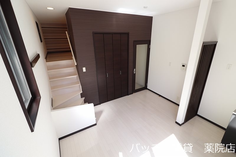 居室・リビング　別号室写真の為、現況を優先致します。