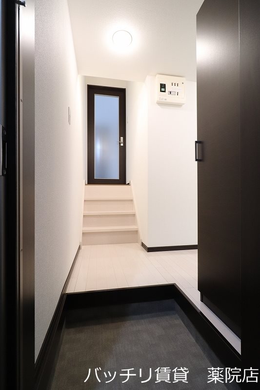 玄関　別号室写真の為、現況を優先致します。