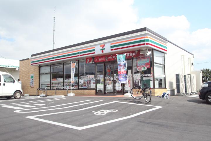 コンビニ　セブンイレブン（コンビニ）まで886m