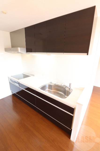 キッチン　３口コンログリル付きのシステムキッチンです