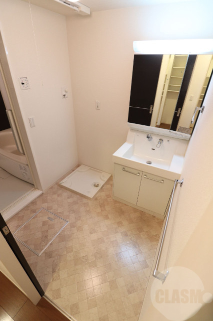 洗面設備　広々とした脱衣スペースです