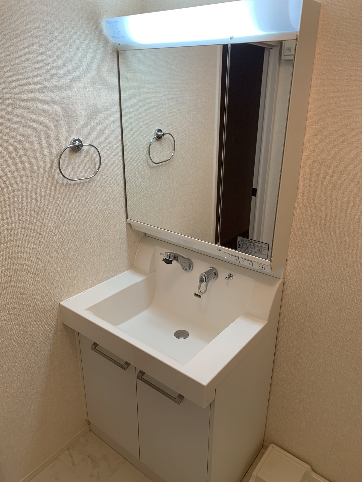 洗面設備　忙しい朝に嬉しい洗髪洗面化粧台付