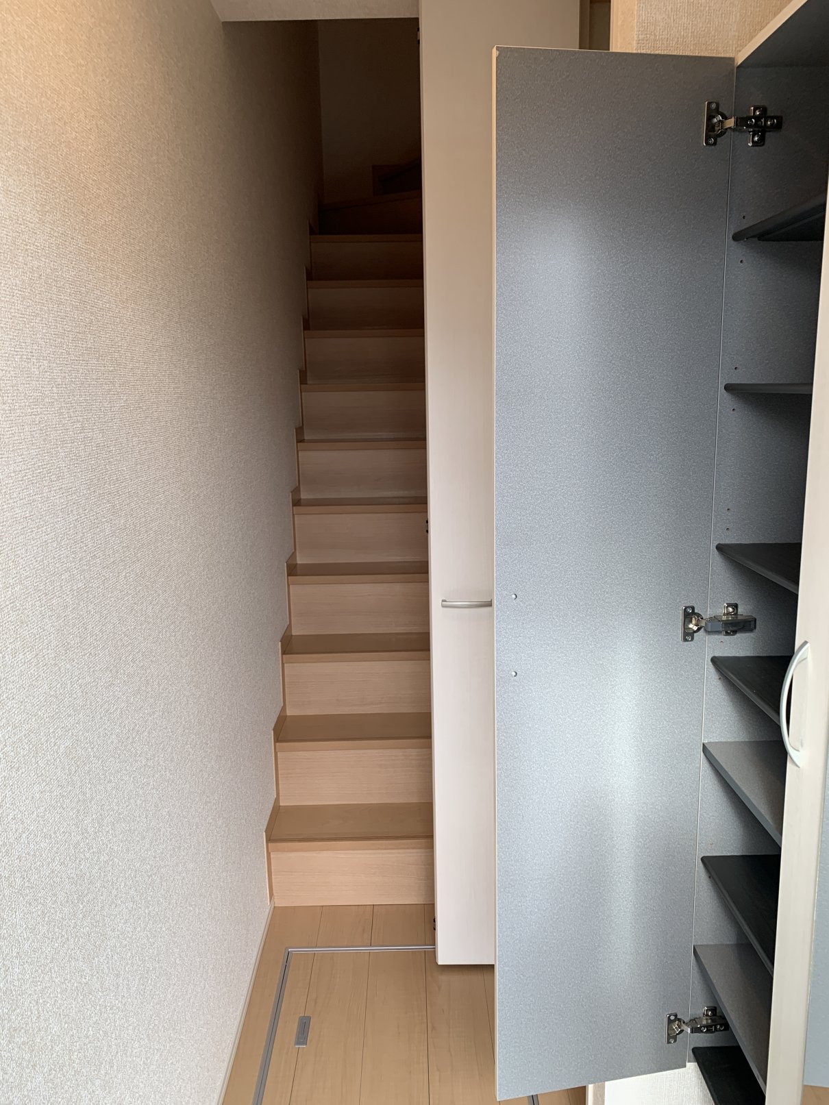 玄関　収納たっぷりの下駄箱付