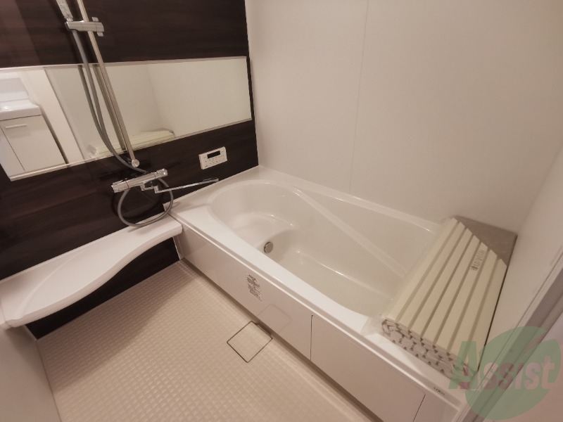 バス・シャワールーム　落ち着いたデザインの浴室。ゆったりできそうです。