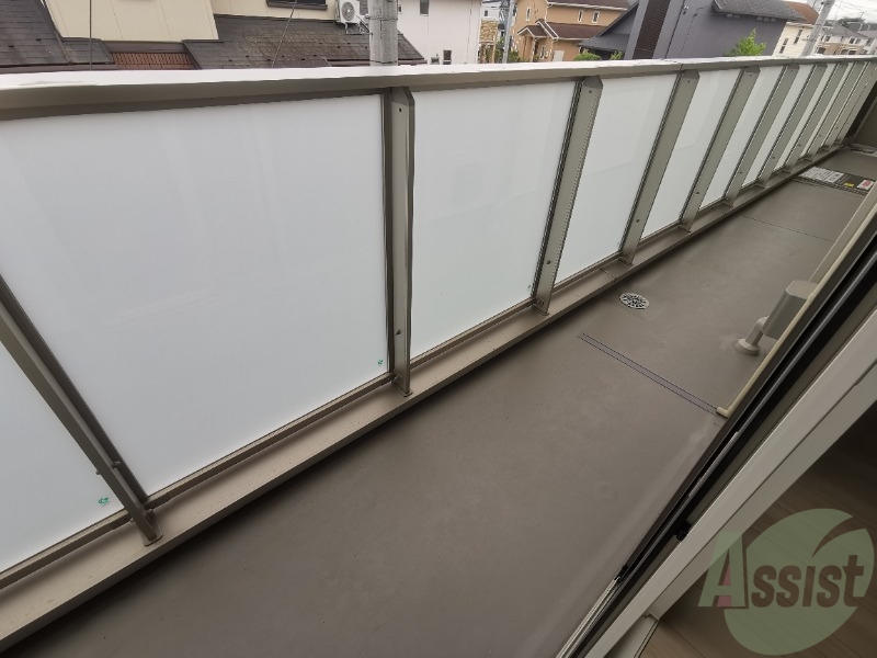 バルコニー　バルコニーは洗濯物を干すのに十分な広さがありますね。