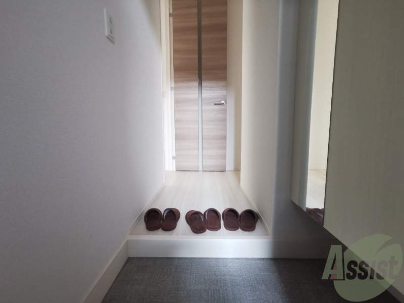 玄関　玄関からの様子です。すぐ部屋が見えないのは安心ですね。