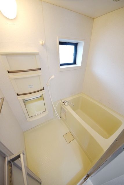 バス・シャワールーム　★窓付きで換気がしやすいですね★