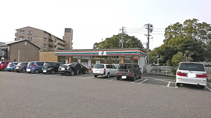 コンビニ　セブンイレブン（コンビニ）まで575m