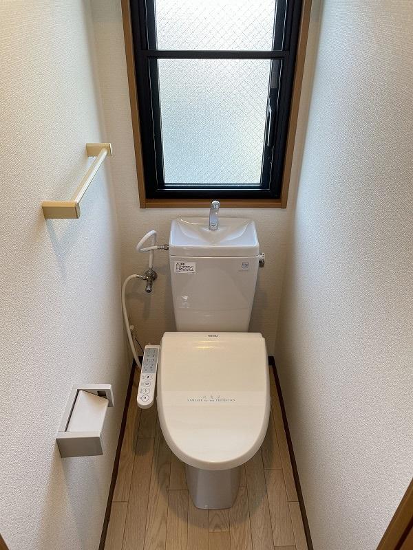 トイレ　トイレも窓付き