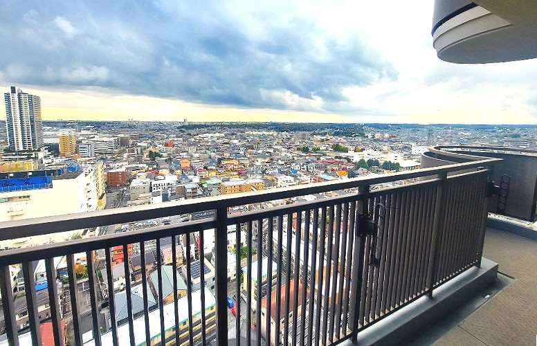 バルコニー　２２階部分一部角部屋　Ｌ型バルコニー　西武ドーム方面　天気に