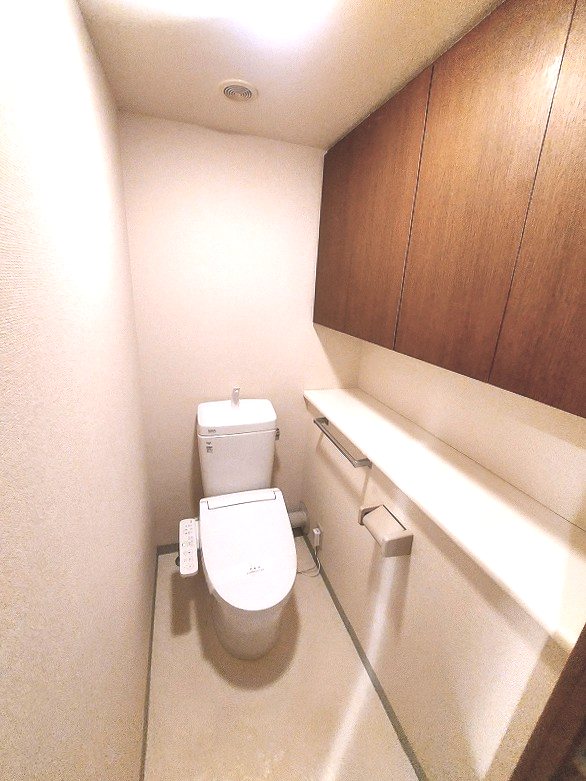トイレ　ウォシュレット付　小物収納あり便利です、