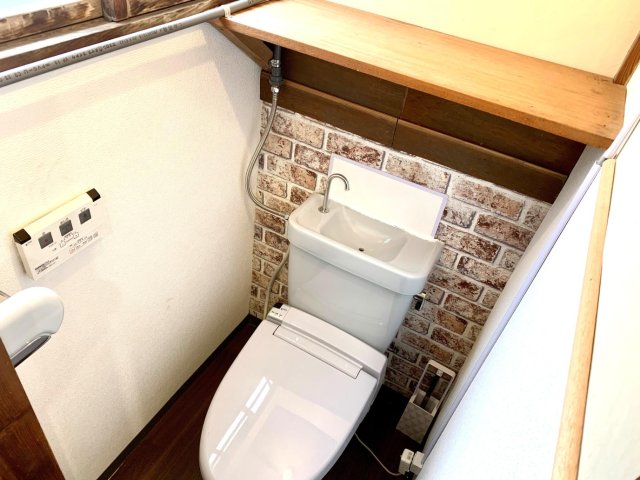 トイレ　共用のトイレはウォシュレット付