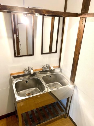 洗面設備　共用の洗面台です。ドライヤーの用意もあります。