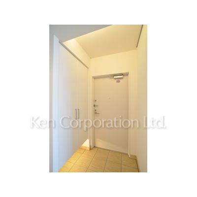 玄関　同タイプ11階のお部屋を撮影。仕様が異なることがあります。