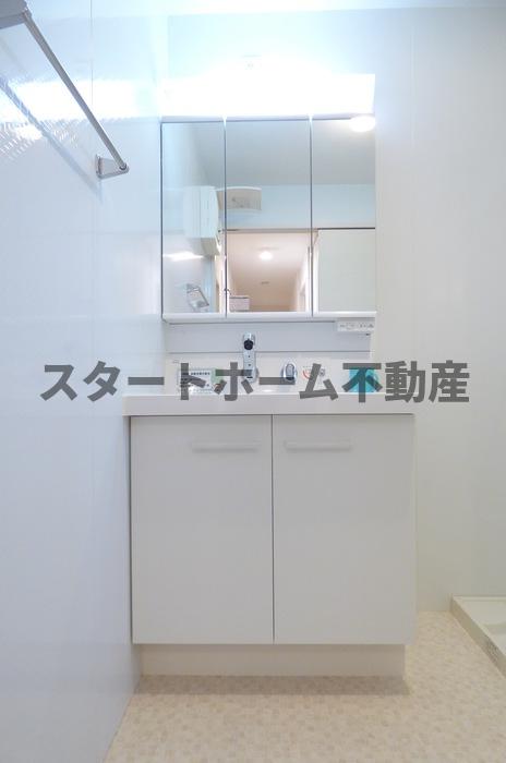 洗面設備　明るい洗面所です