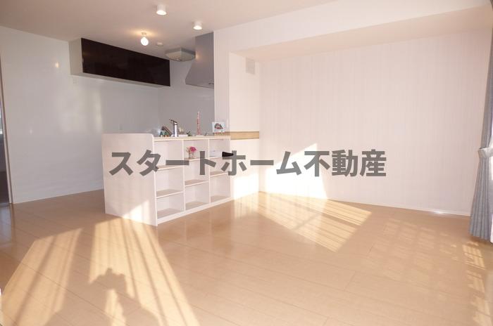 居室・リビング　こちらのリビングで趣味の時間をお楽しみください