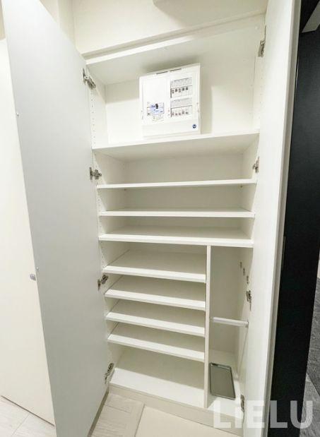 玄関　同シリーズ物件のモデルルームになります※現況優先