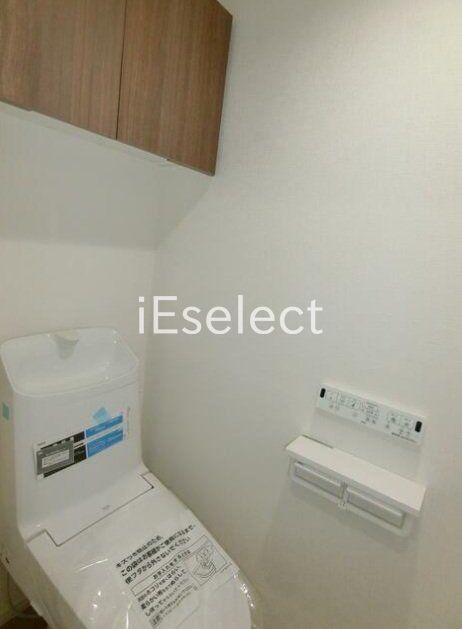 トイレ　温水洗浄便座付きのトイレです?