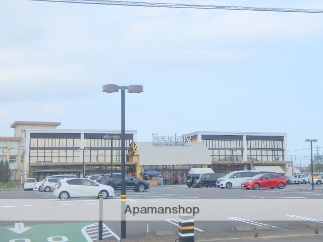 スーパー　ハツトリーフーデリー赤江店（スーパー）まで581m