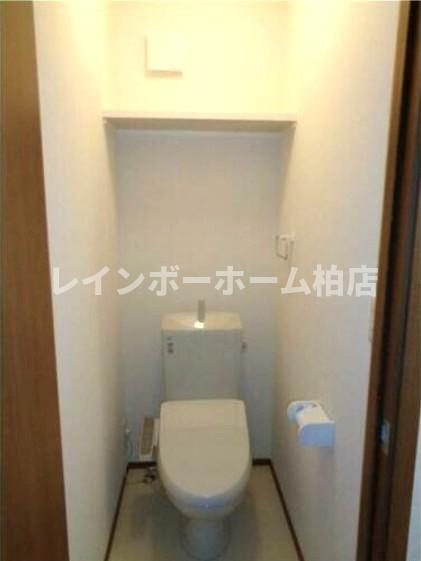 トイレ　落ち着いた色調のトイレです