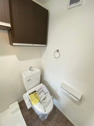 トイレ　イメージ写真です・温水洗浄便座付き＆便利な収納付きです♪