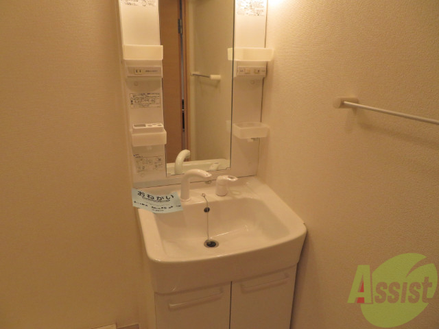 洗面設備　洗面台は独立していて、朝の準備も捗りそうです。