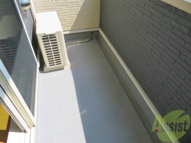 バルコニー　バルコニーは洗濯物がはかどりそうな広さがありますよ。