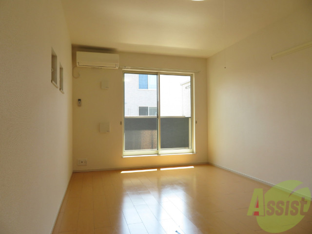 居室・リビング　リビングは、広々していて陽当たりもよさそうですね。