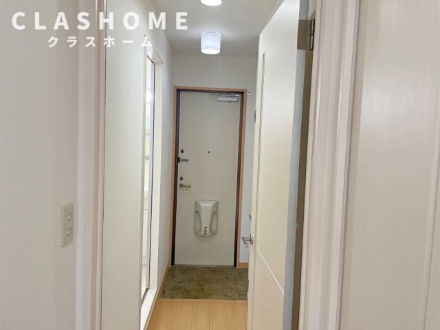 玄関　同物件の別部屋になります。