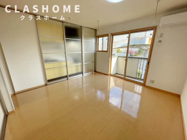 居室・リビング　同物件の別部屋になります。