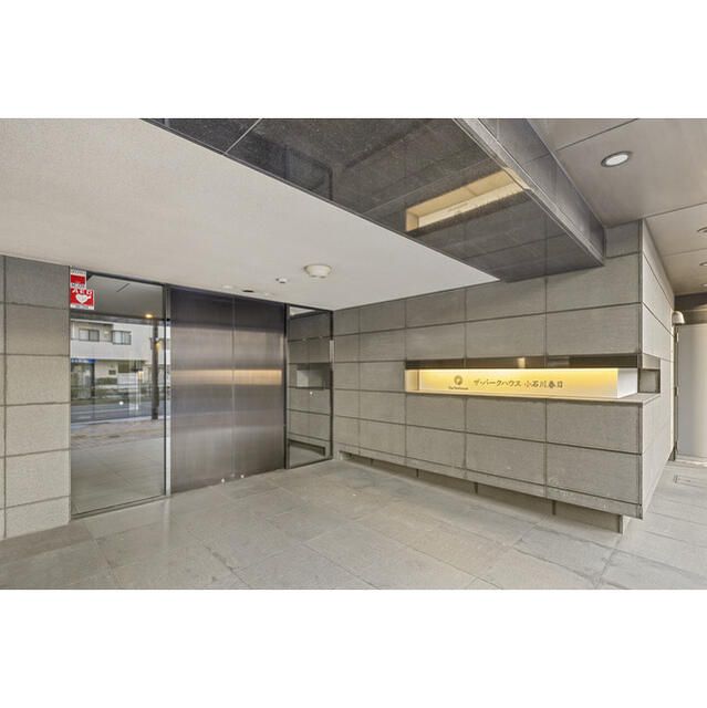 エントランス　落ち着いたエントランスです