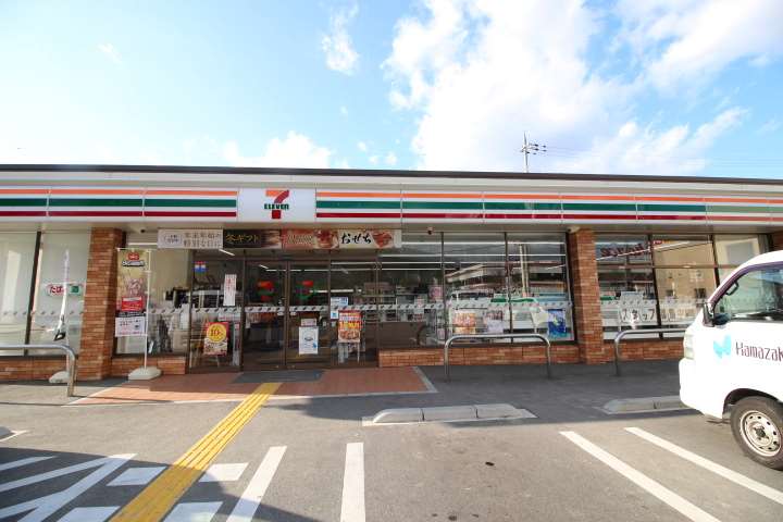 コンビニ　セブンイレブン（コンビニ）まで127m