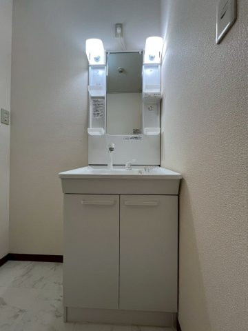 洗面設備　明るい洗面所です